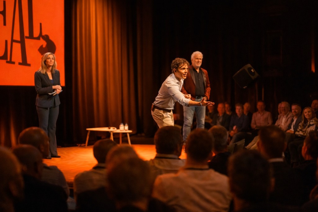 Interactieve sessie op het podium met publiek