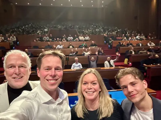 Sprekers maken een selfie met de zaal na afloop van een AI-lezing