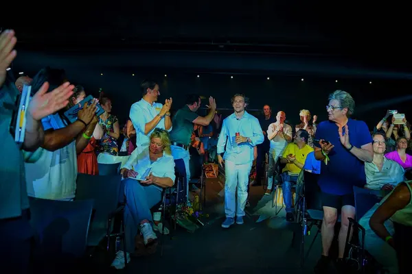 Applaudisserend publiek terwijl de spreker na afloop door de zaal loopt