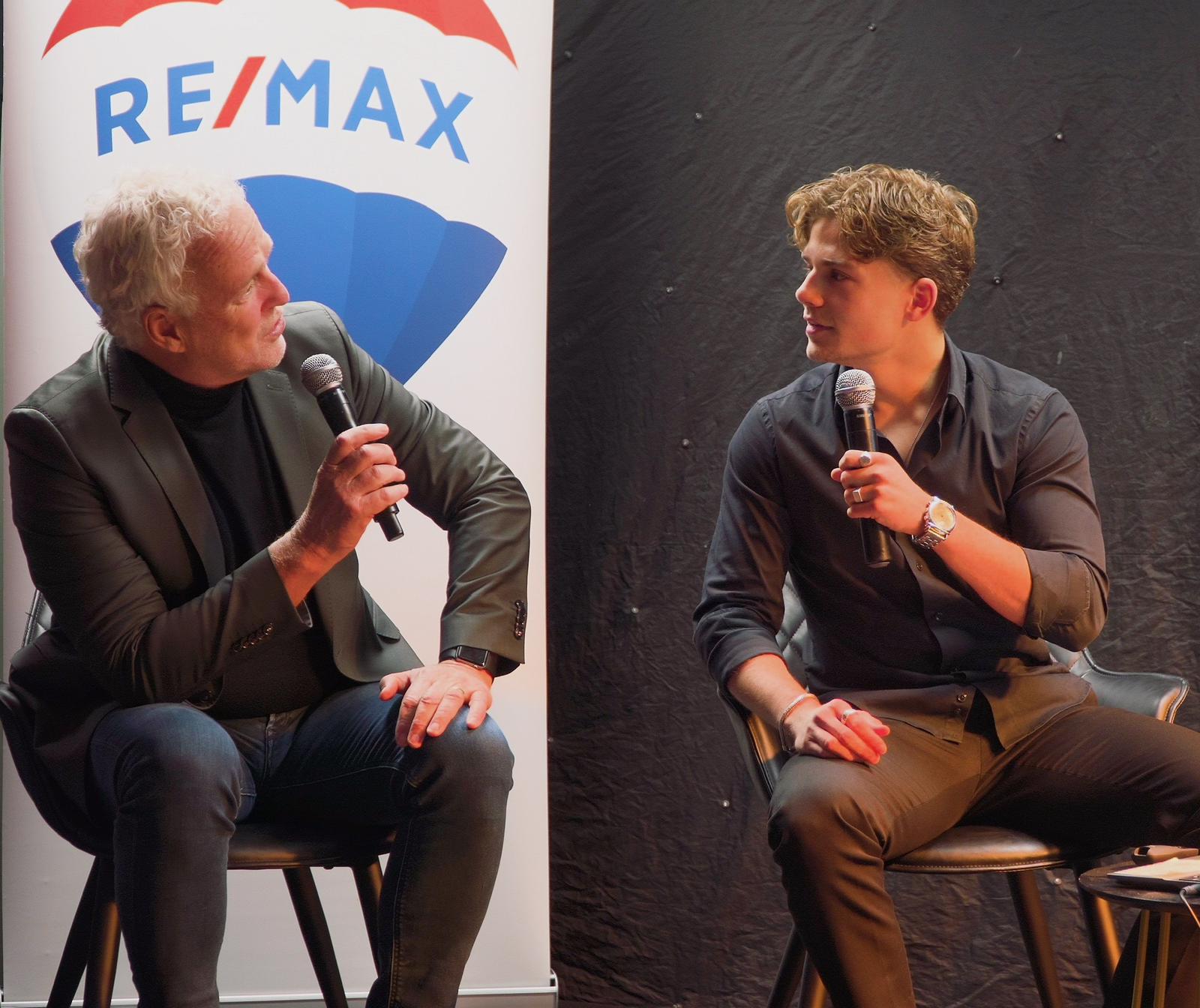 Wouter de Vries en Sonny de Leeuw in gesprek op het podium bij RE/MAX