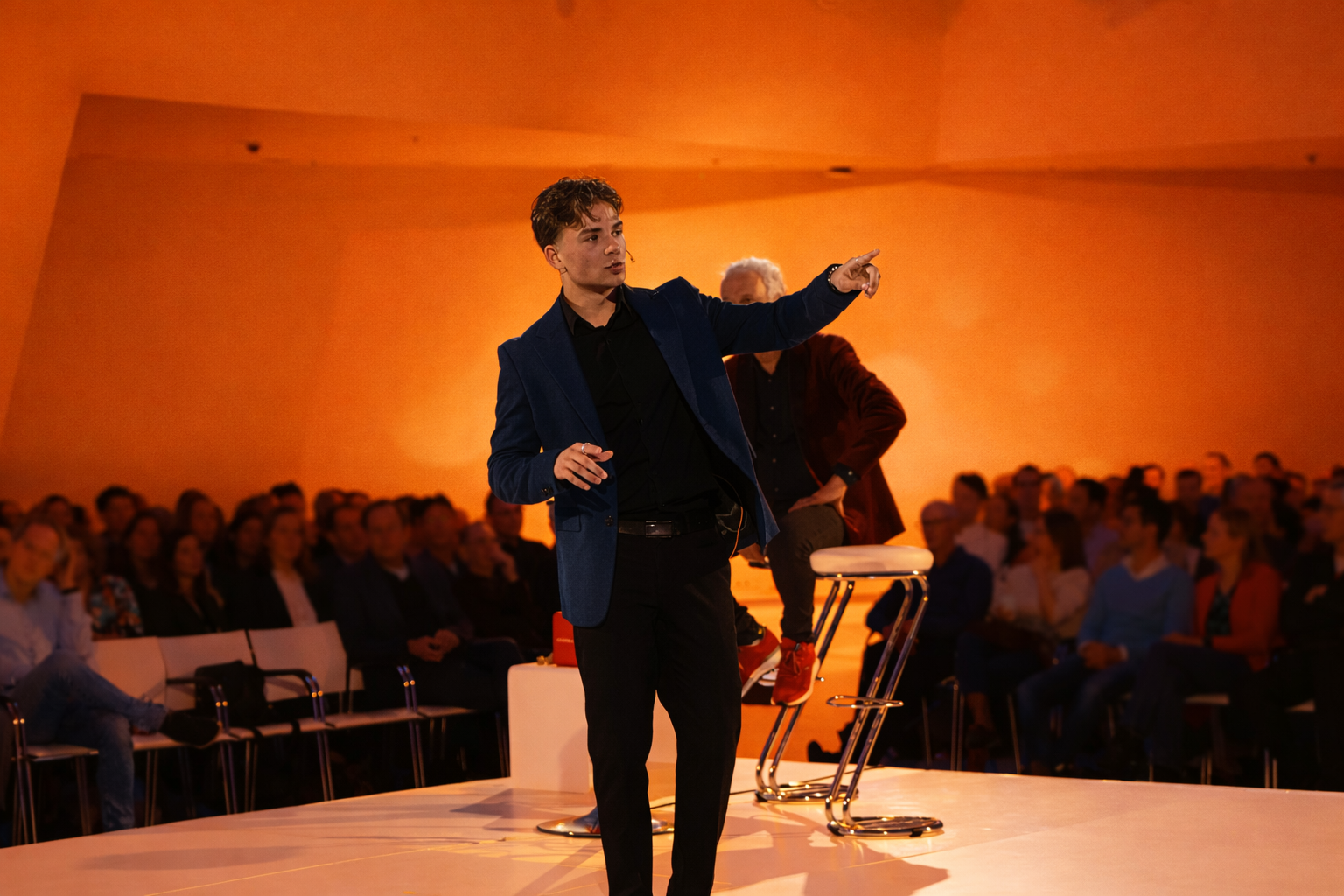 Sonny de Leeuw op het podium tijdens een AI-lezing
